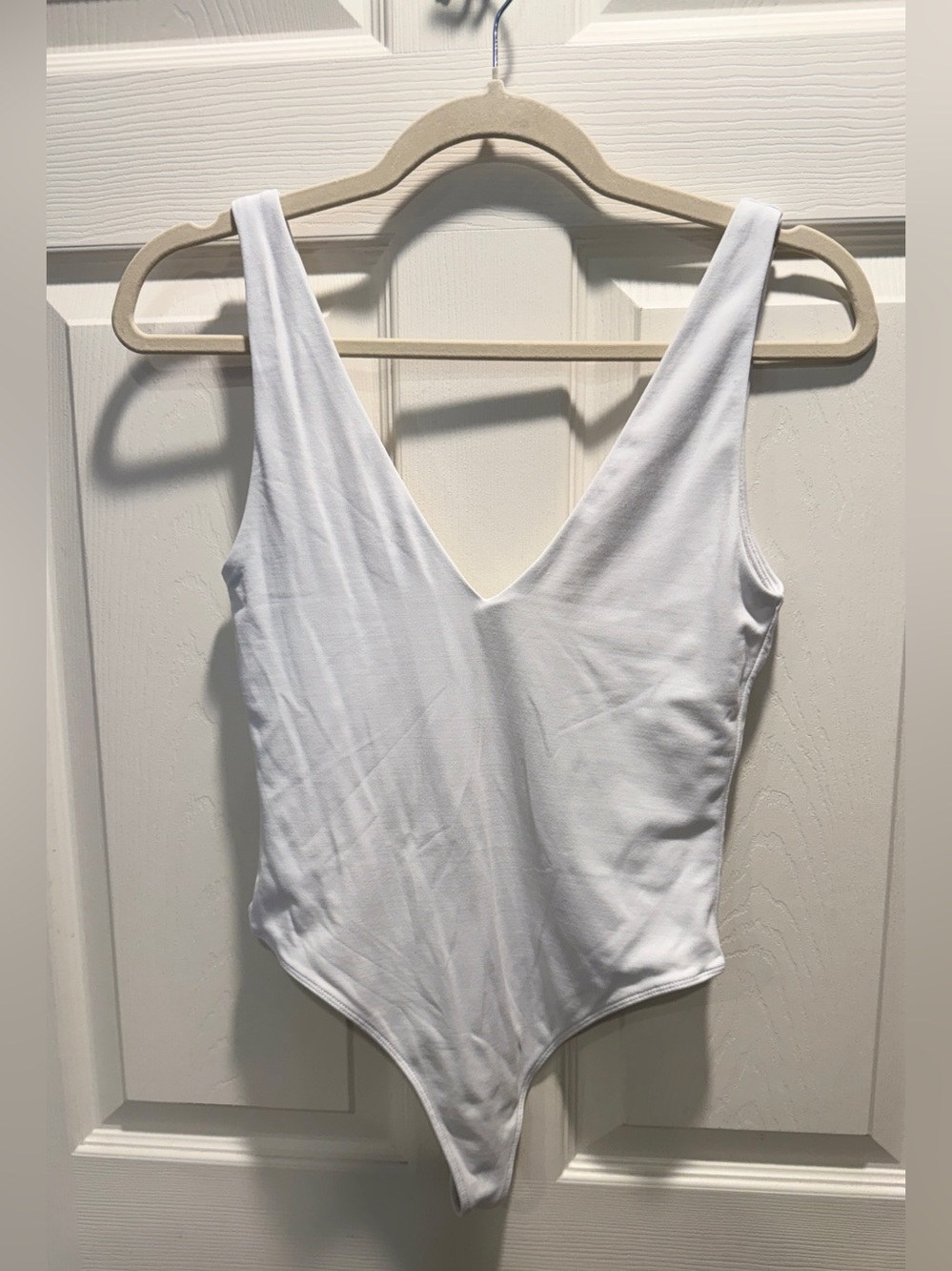 Babaton Contour V-Neck Bodysuit White Aritzia Sleeveless Double V Thong Bodysuit - Picture 2 of 7